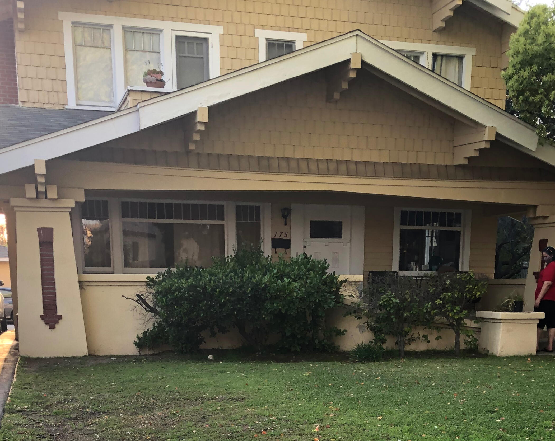 A big yellow house A big yellow craftsman house in Pasadena, CA.
